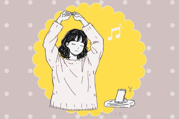 スマートフォンをテーブルに置き、明るいベージュの服装で伸びをしてリフレッシュしている、ゆるふわセミロングの女性の線画イラスト。